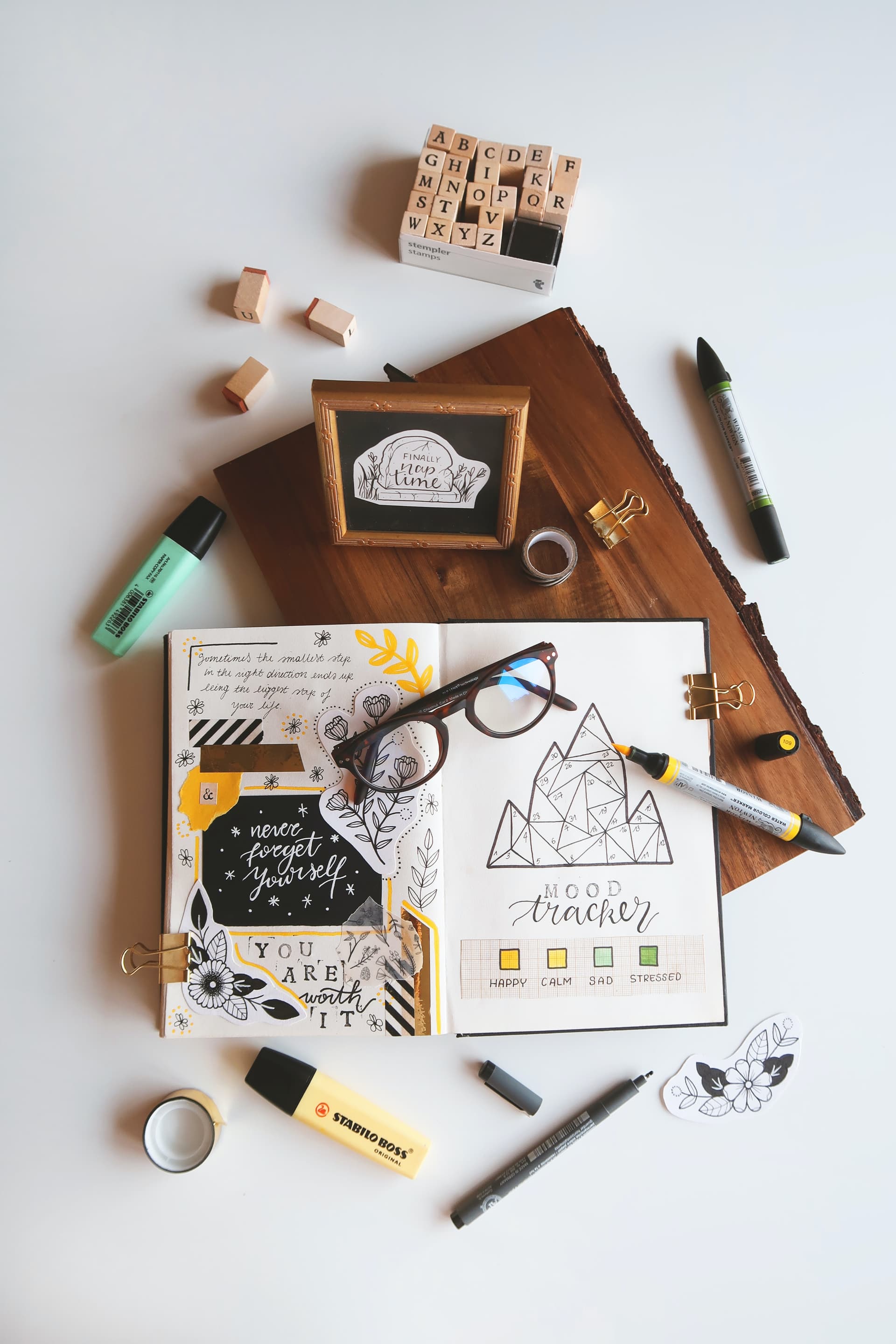 Assortment of random small stationaries and items